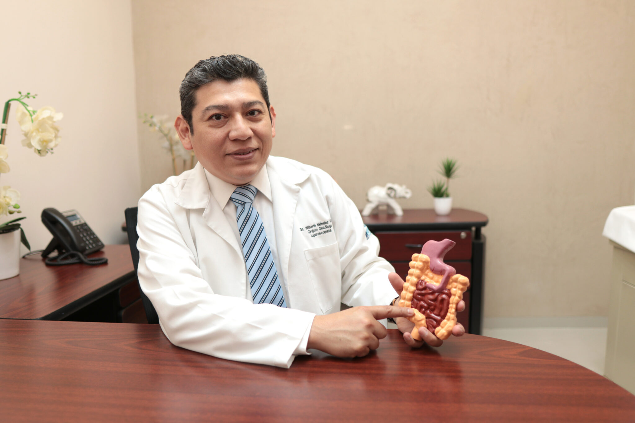 Doctor Wilberth mostrando figura antómica