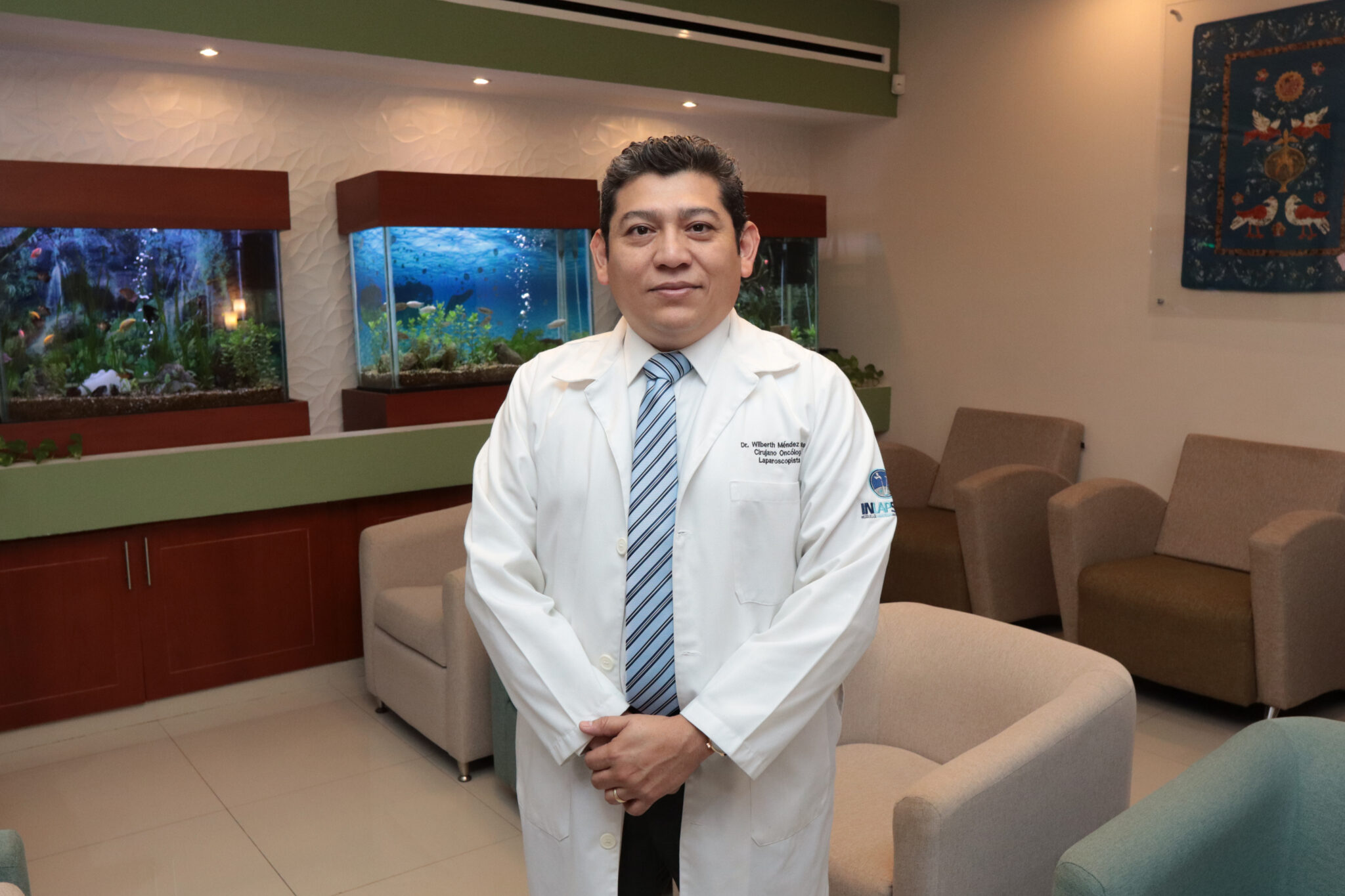 Doctor Wilberth en consultorio