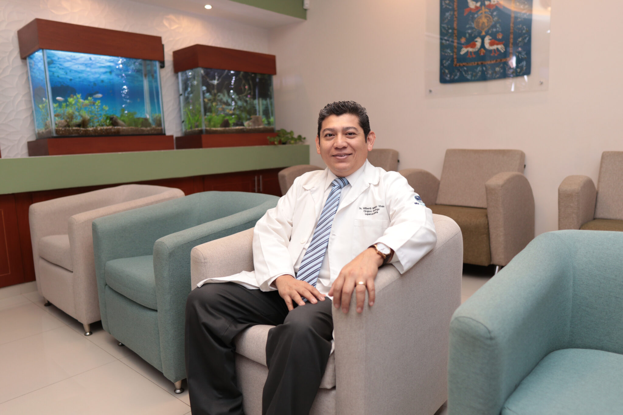 Doctor sentado en consultorio