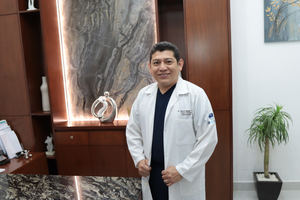 Doctor sonriendo en consulta